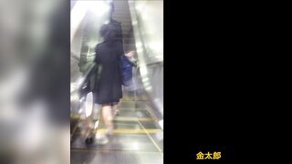 逆さ撮り-撮影の瞬間42美人奥様の肉声会話あり-一緒のお子様とトーク中に青-刺繍付きの高級そうなパンティー激写 voyeur jp 02-160526