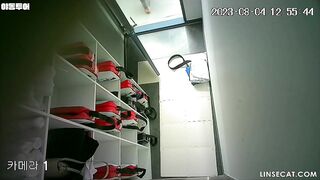 [신작] 한국군 군복을 입은 두 소녀는 속옷만 입은 자신의 모습을 친구들에게 거리낌 없이 보여주었습니다. 태권도장 탈의실에 설치된 몰래 korean porn vip ipcam