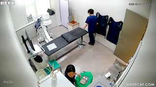 [신작] 환자가 예쁜 여자 환자일 경우, 장비 기술자가 여자 간호사의 업무를 대신하여 예쁜 여자 환자의 바지를 벗깁니다. 한 여자 환자의 korean porn vip ipcam