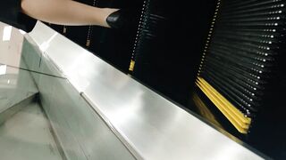 スマホで逆さ撮り45 仕事帰りolのナチュスツ越しのパンティ エスカレーターで真下からモロパン 素人撮影 voyeur jp
