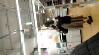スマホで逆さ撮り63 スタイル抜群美少女 冬なのに生脚でがっつり生パンティ撮られる 素人盗撮 voyeur jp