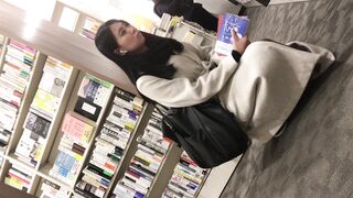 スマホ逆さ撮り40 仕事帰りの露出度低いキレイめ女子のスカート内を果敢に撮影 絶対に普段見れない部分 素人盗撮 voyeur jp