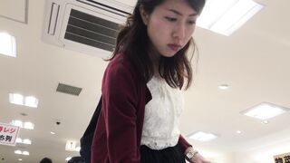 仕事帰りにお買い物中の清楚な主婦さん ストッキング越しにピンク色のp sh５ 4k voyeur jp