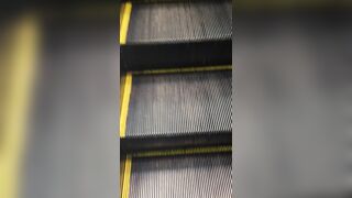 ありえないスケスケ しかもtバックなお母さん エスカパンチラ おまけ逆さ4本バレ 目線あり voyeur jp 01