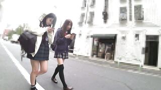 電車痴漢動画 2人組のメチャ可愛いパイパンj〇ちゃんを同時に大量潮吹きさせた voyeur jp
