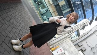 原宿ストリートスナップでコッソリ★胸チラ★パンチラ★パンティずらし外性器撮り成功！02「イケてるお嬢系美女」 jvip